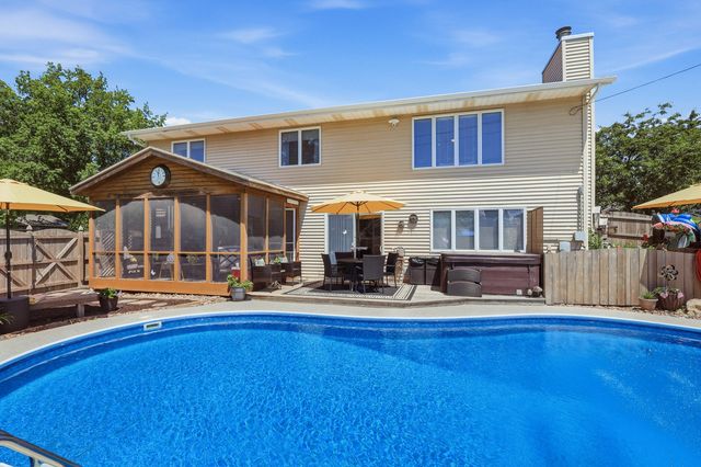 625 W Valley Drive, Eldridge, IA 52748