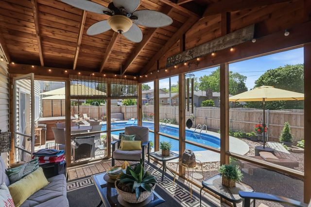 625 W Valley Drive, Eldridge, IA 52748
