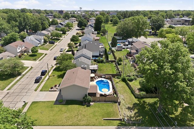 625 W Valley Drive, Eldridge, IA 52748