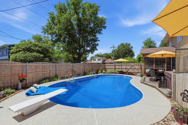 625 W Valley Drive, Eldridge, IA 52748