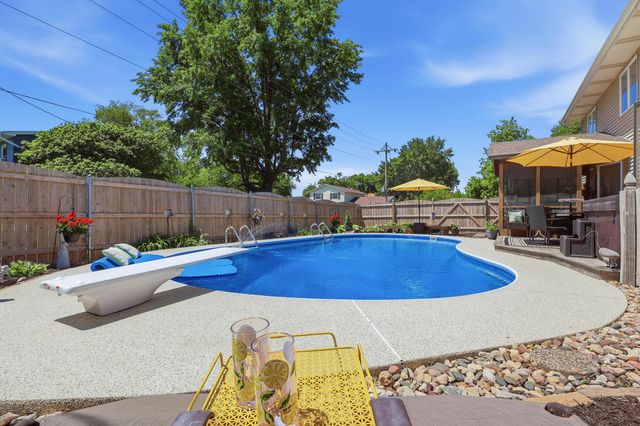 625 W Valley Drive, Eldridge, IA 52748