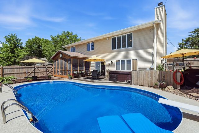 625 W Valley Drive, Eldridge, IA 52748