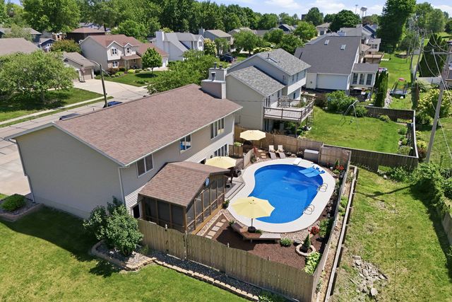 625 W Valley Drive, Eldridge, IA 52748