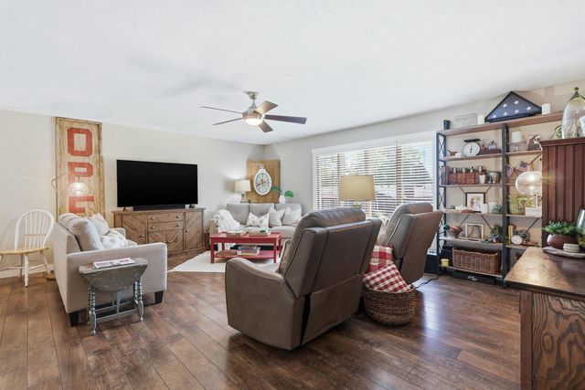 625 W Valley Drive, Eldridge, IA 52748