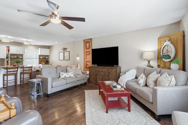 625 W Valley Drive, Eldridge, IA 52748