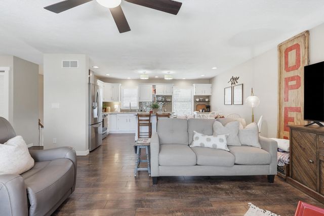 625 W Valley Drive, Eldridge, IA 52748