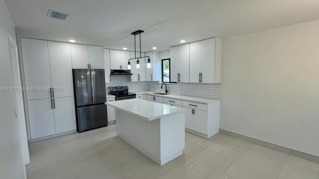 800 Jann Ave, Opa-locka, FL 33054