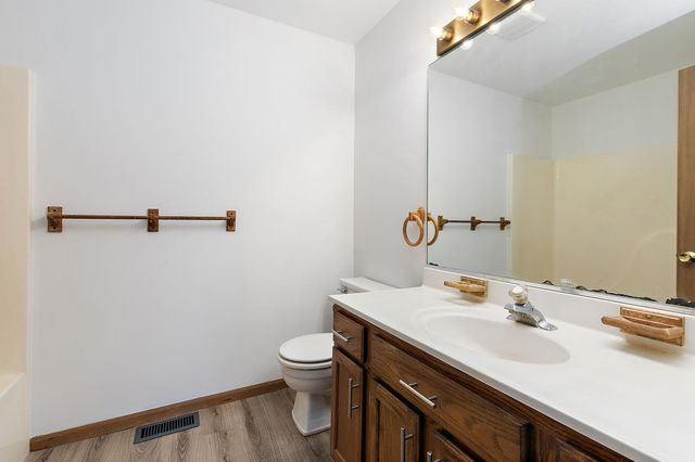 320 Woodridge Circle B, South Elgin, IL 60177