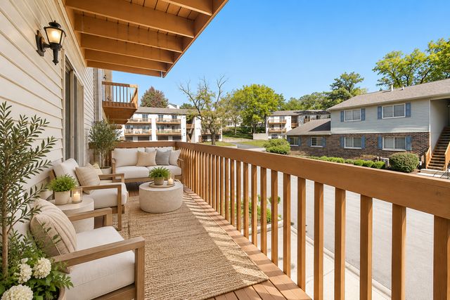320 Woodridge Circle B, South Elgin, IL 60177