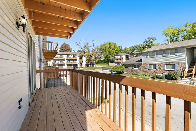 320 Woodridge Circle B, South Elgin, IL 60177