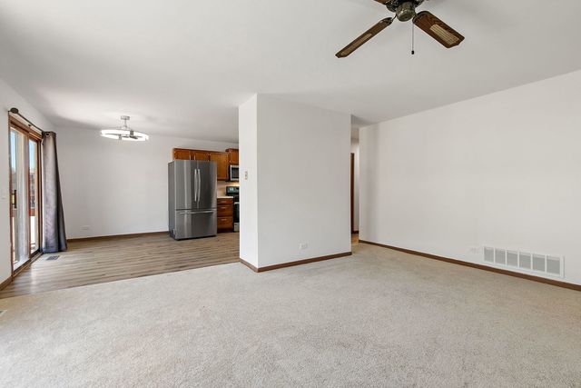 320 Woodridge Circle B, South Elgin, IL 60177