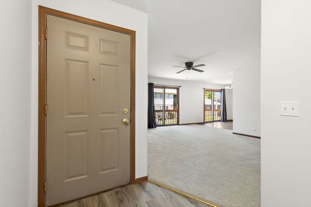 320 Woodridge Circle B, South Elgin, IL 60177