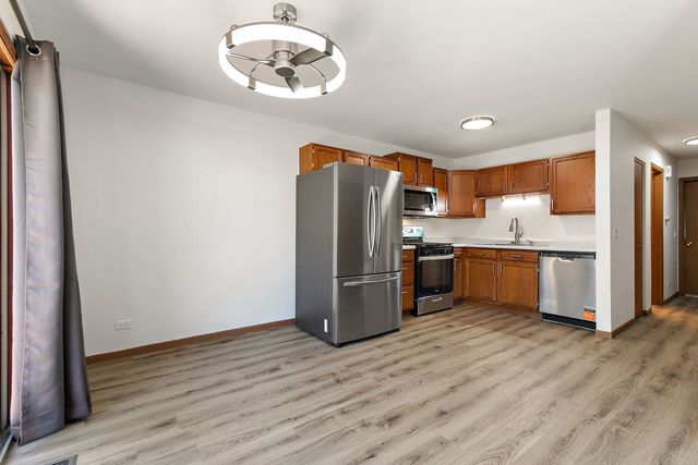 320 Woodridge Circle B, South Elgin, IL 60177
