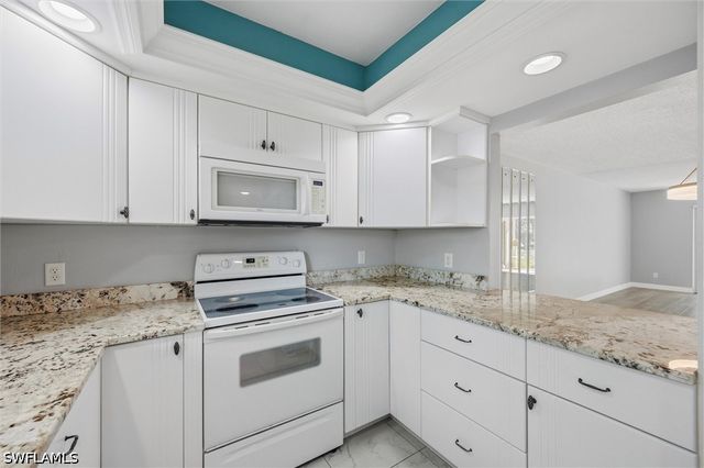 5757 Gage LN 102C, Naples, FL 34113