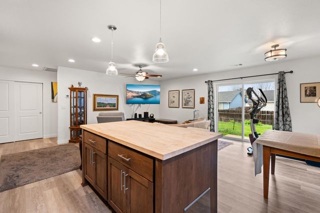 7915 Jacqueline Way, White City, OR 97503