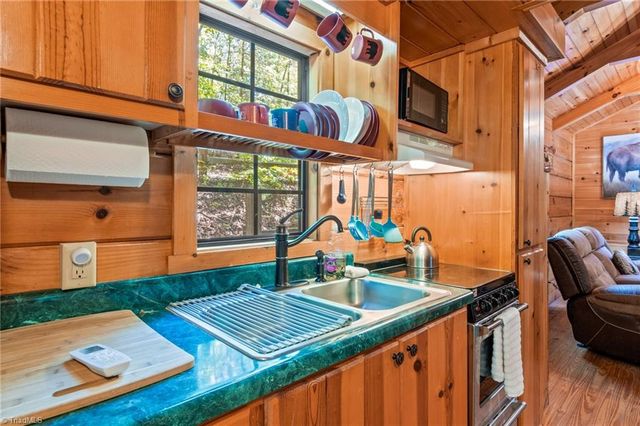 157 Wolf Trail, Mcgrady, NC 28649