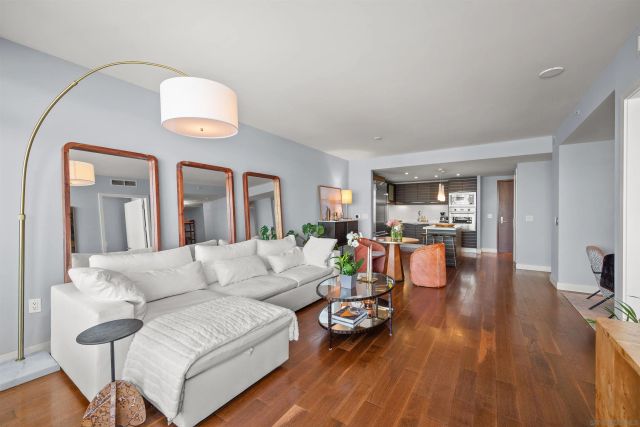 1325 Pacific Hwy 2206, San Diego, CA 92101