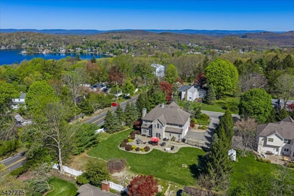 1 Hunters Ln, Sparta Twp., NJ 07871