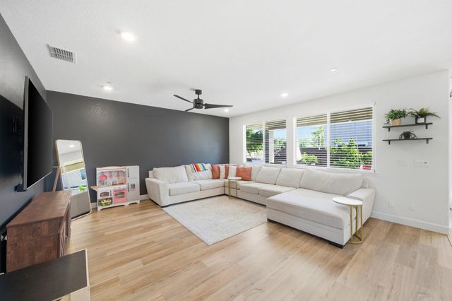 2301 Sierra Village Dr, Roseville, CA 95747