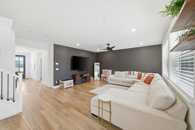 2301 Sierra Village Dr, Roseville, CA 95747