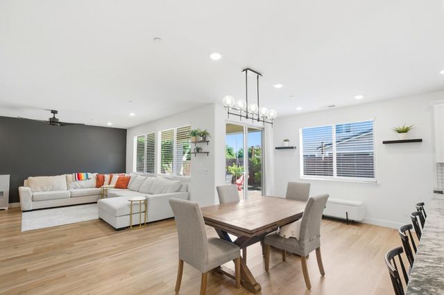 2301 Sierra Village Dr, Roseville, CA 95747
