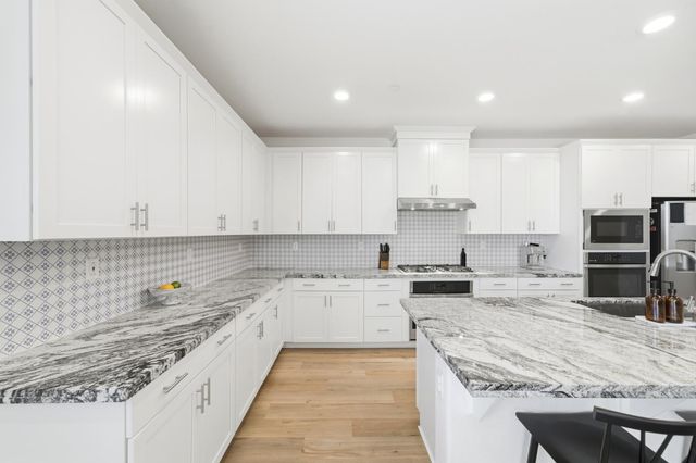 2301 Sierra Village Dr, Roseville, CA 95747