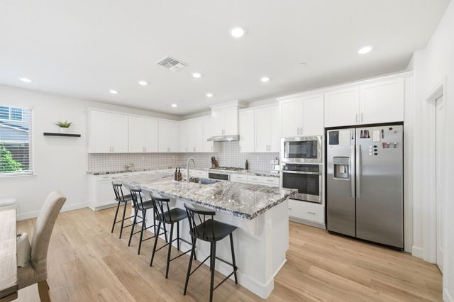 2301 Sierra Village Dr, Roseville, CA 95747