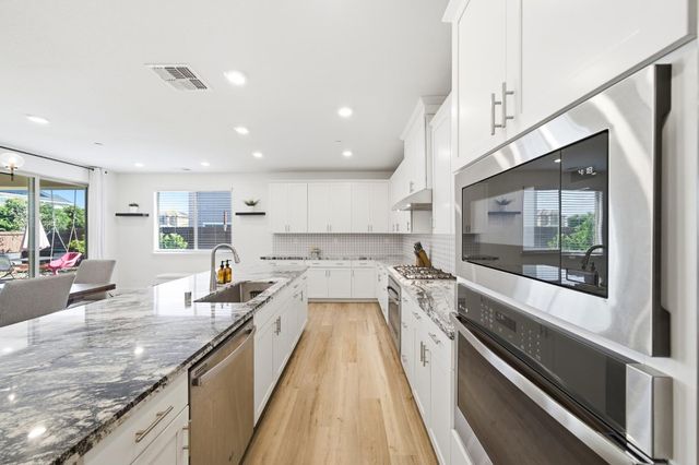 2301 Sierra Village Dr, Roseville, CA 95747