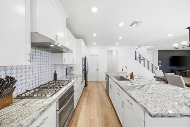 2301 Sierra Village Dr, Roseville, CA 95747