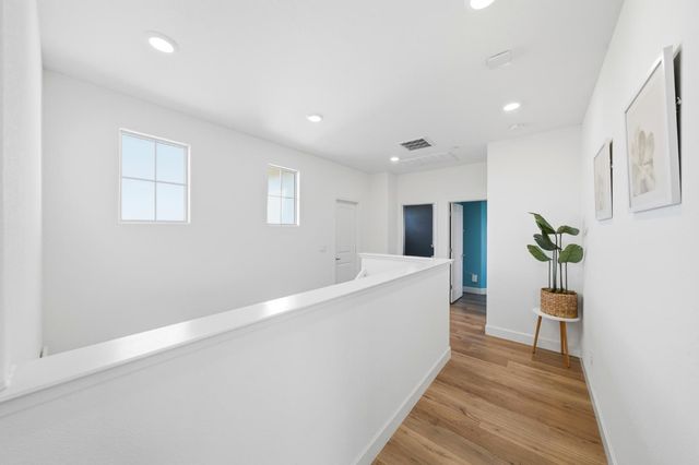 2301 Sierra Village Dr, Roseville, CA 95747