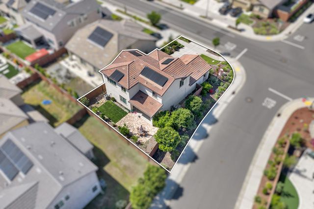 2301 Sierra Village Dr, Roseville, CA 95747