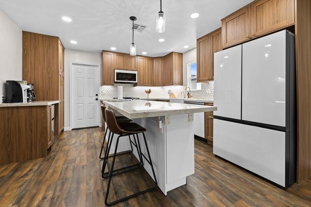 733 W Paradise Ave Avenue, Visalia, CA 93277