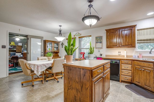 725 Snapper Drive, Burleson, TX 76028