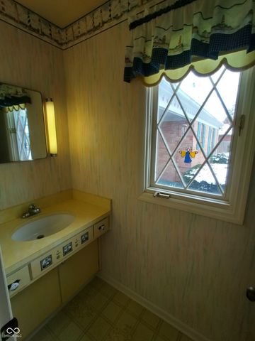 1321 Greenway Drive, Anderson, IN 46011