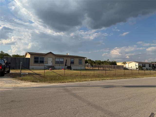 490 Rosewood DR, Dale, TX 78616