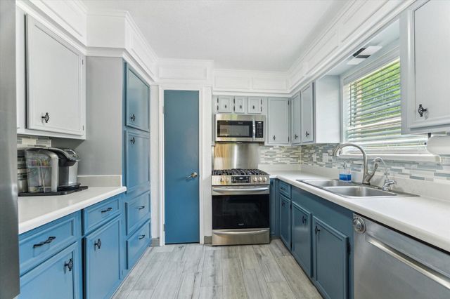 1926 Meadow Creek Drive, Pearland, TX 77581