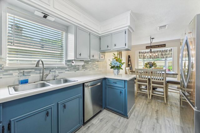 1926 Meadow Creek Drive, Pearland, TX 77581