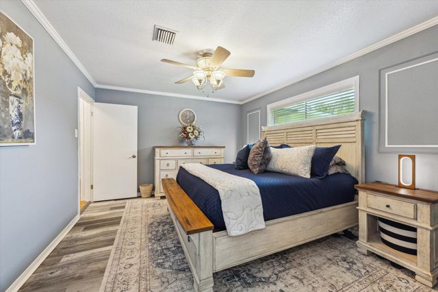 1926 Meadow Creek Drive, Pearland, TX 77581