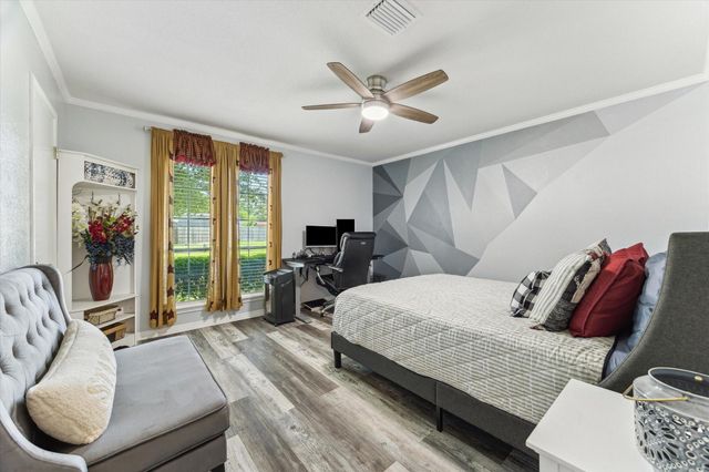 1926 Meadow Creek Drive, Pearland, TX 77581