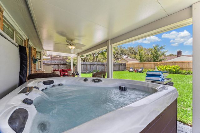 1926 Meadow Creek Drive, Pearland, TX 77581