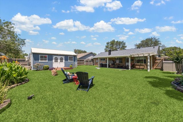 1926 Meadow Creek Drive, Pearland, TX 77581