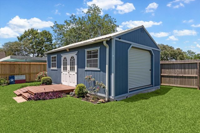 1926 Meadow Creek Drive, Pearland, TX 77581