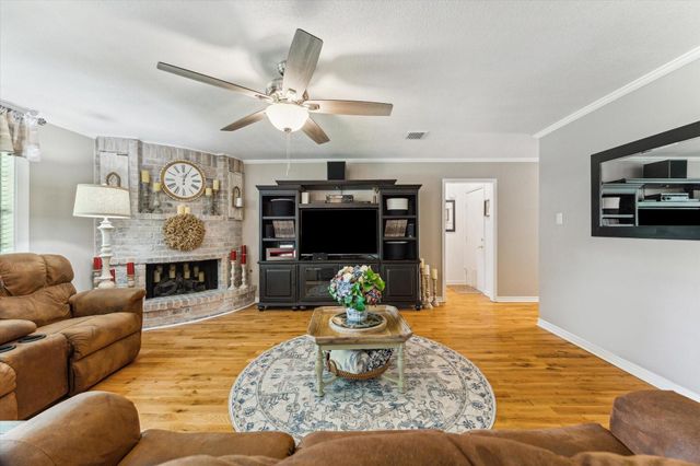 1926 Meadow Creek Drive, Pearland, TX 77581