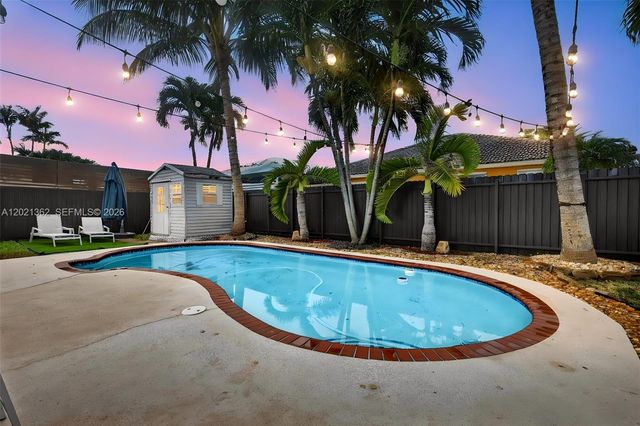 8892 NW 167th St, Miami Lakes, FL 33018