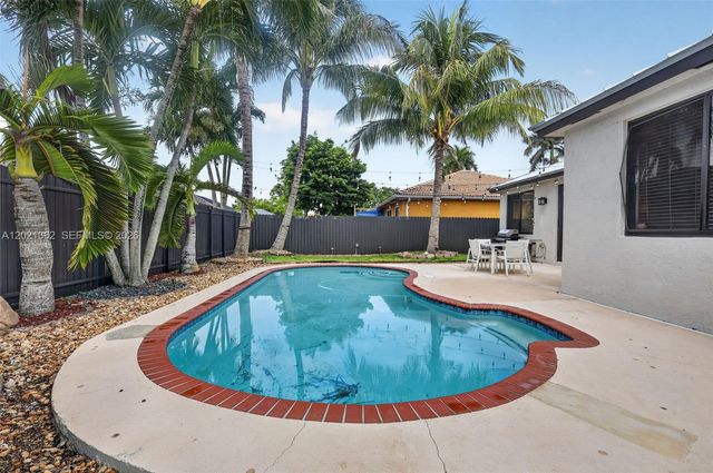8892 NW 167th St, Miami Lakes, FL 33018