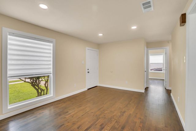 1605 Pine Street, Grand Prairie, TX 75050
