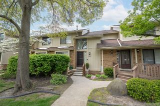 5590 Hillcrest Circle W, West Bloomfield Charter Township, MI 48322