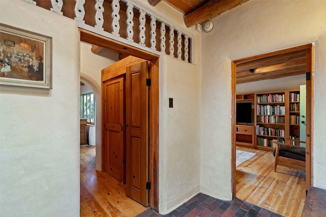 416 Apodaca Hill, Santa Fe, NM 87501