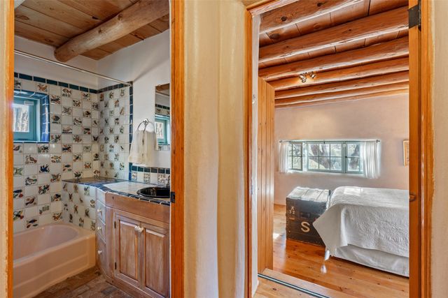 416 Apodaca Hill, Santa Fe, NM 87501