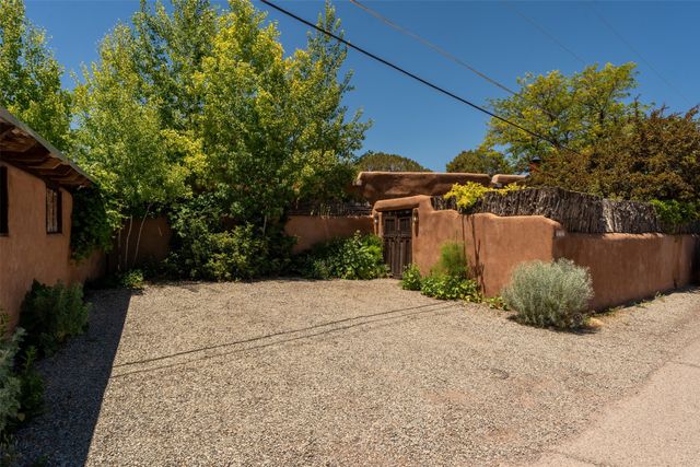 416 Apodaca Hill, Santa Fe, NM 87501